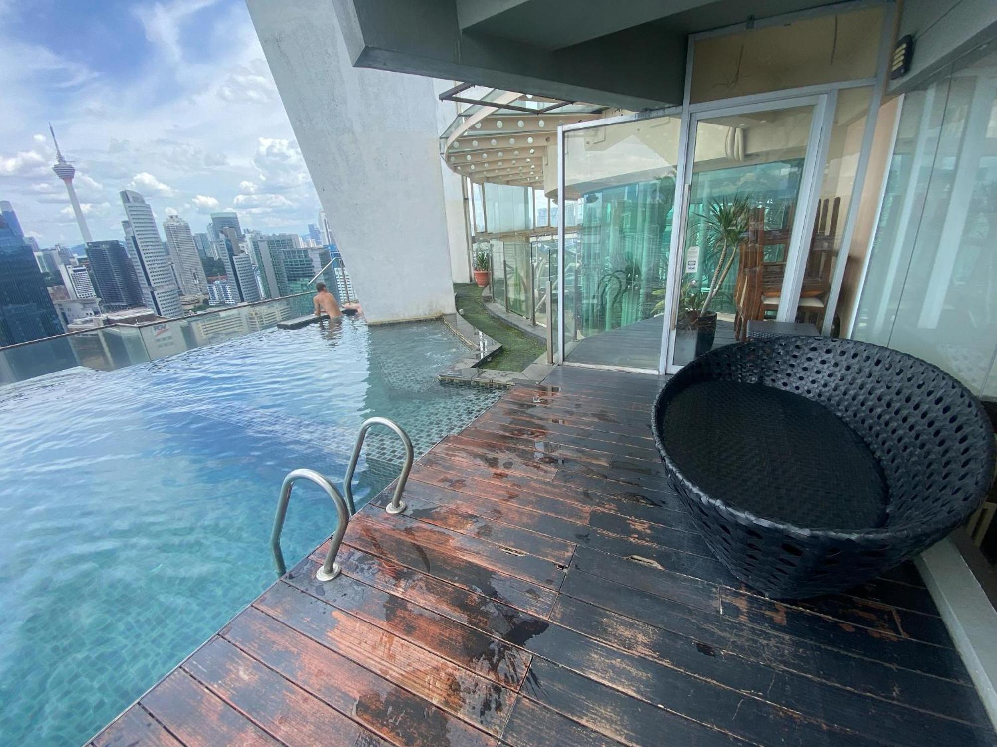 Asrama Infinity Skypool